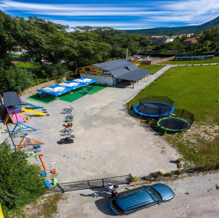 Lumea Copiilor Karina&Adelin Lupeni Hotel Lupeni  ภายนอก รูปภาพ